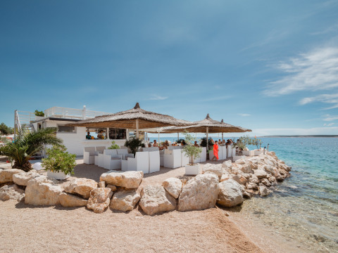 activities-plaza-beach-bar